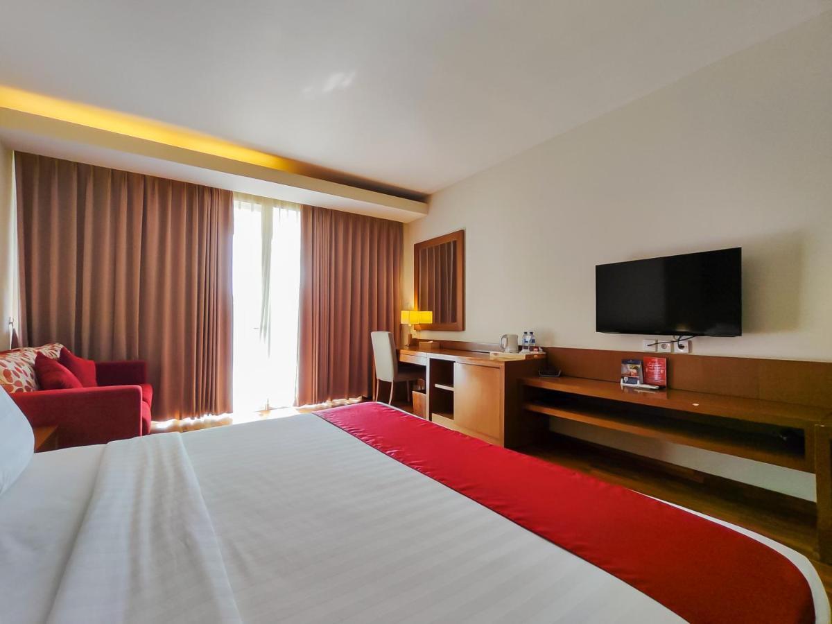Junior Suite dengan Pemandangan Kolam Renang