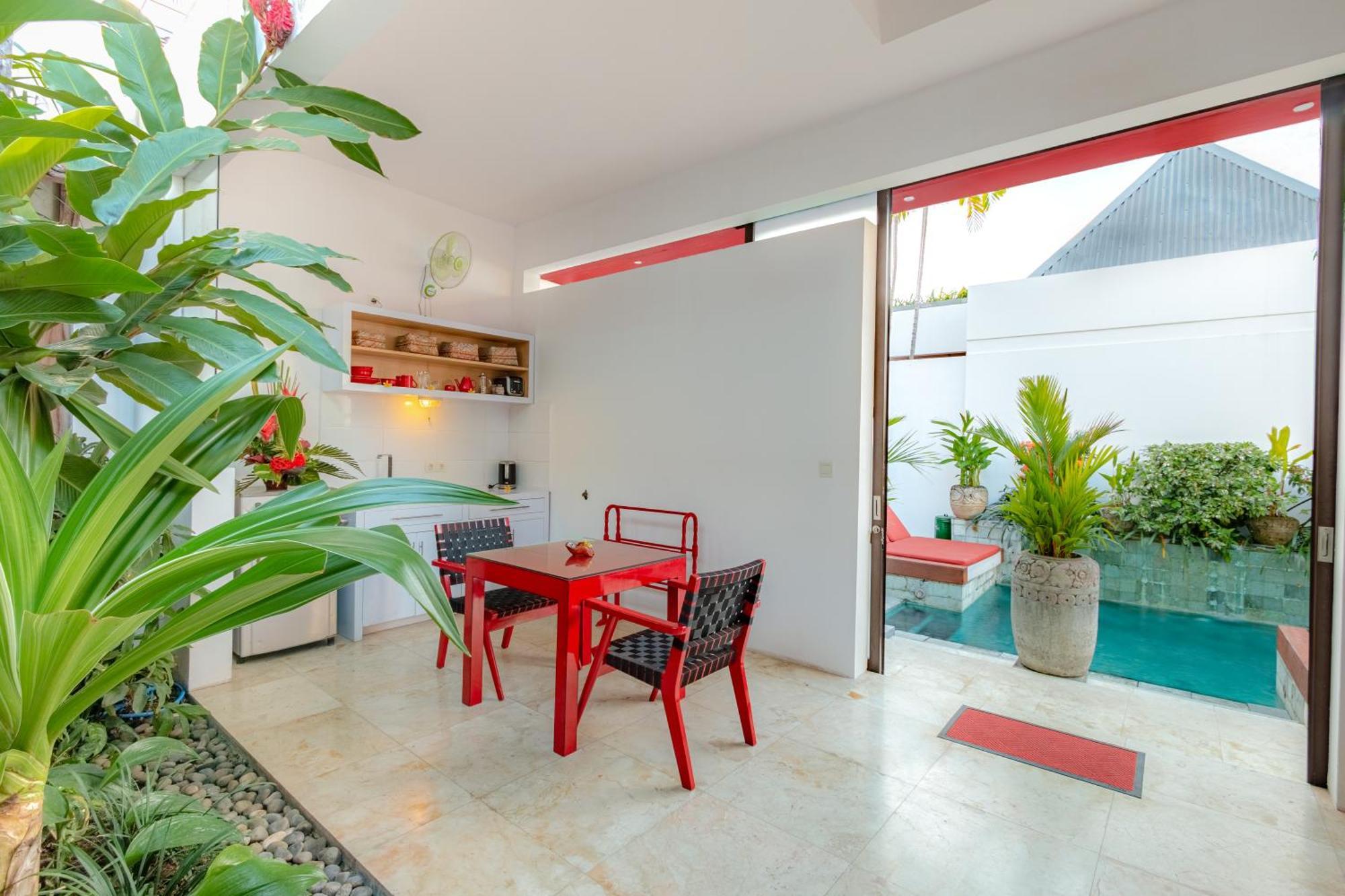 One-Bedroom Poolside Deluxe Suite