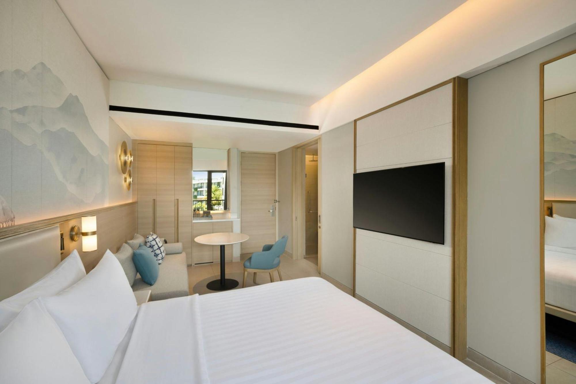 Deluxe King Room Pool View