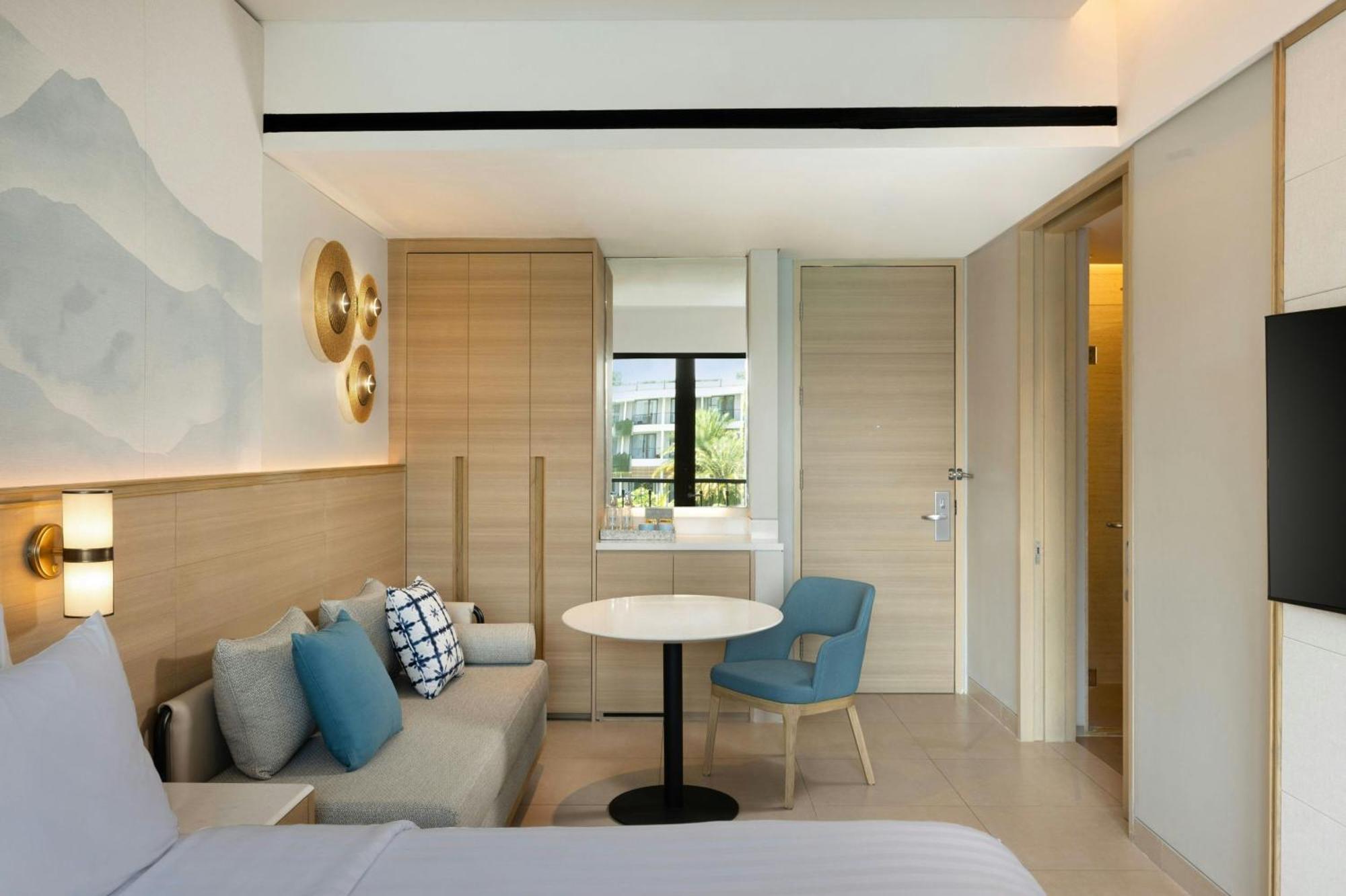 Deluxe King Room Pool View